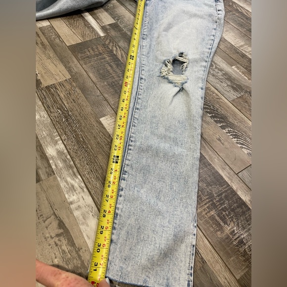 EUC Old Navy Curvy OG Straight Jeans Women's Size 2 tall Ripped - Picture 4 of 4